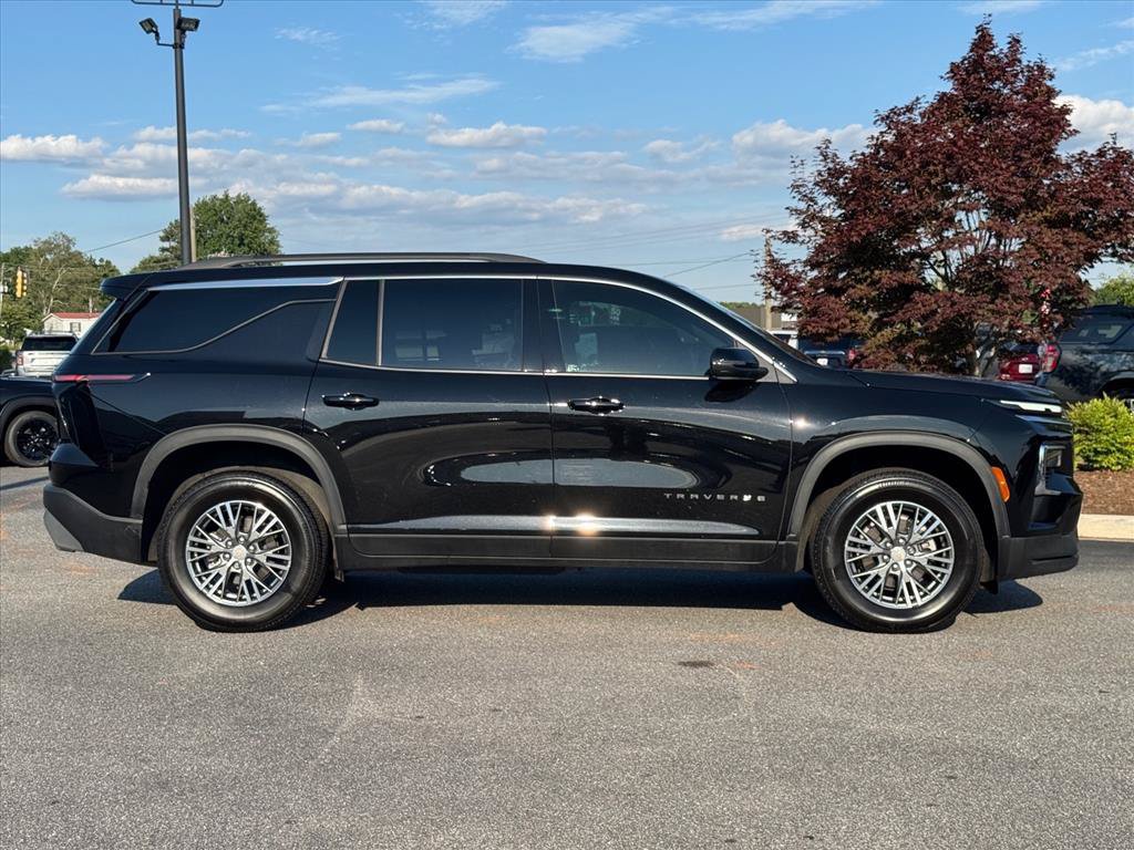 Used 2026 Chevrolet Traverse LT FWD image 2
