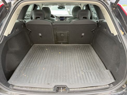 Certified 2022 Volvo XC60 B5 Momentum w/ Climate Package image 7