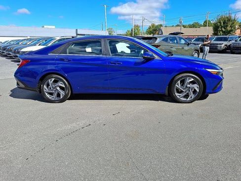 New 2025 Hyundai Elantra Limited image 4