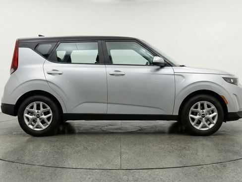 Used 2025 Kia Soul LX w/ LX Technology Package FWD image 11