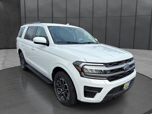 Used 2023 Ford Expedition XLT AWD/4WD image 3