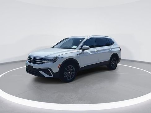 Certified 2022 Volkswagen Tiguan SE w/ Panoramic Sunroof Package image 4