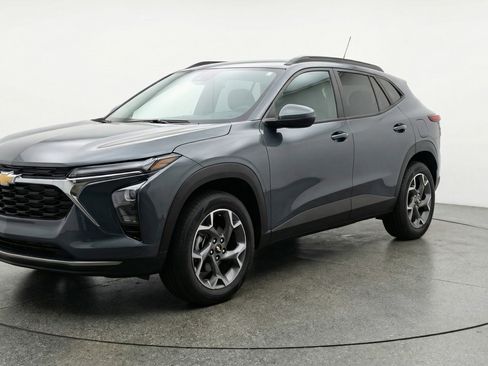 Used 2025 Chevrolet Trax LT w/ LT Convenience Package image 3