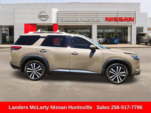 Used 2023 Nissan Pathfinder Platinum w/ Cargo Package AWD/4WD image 2