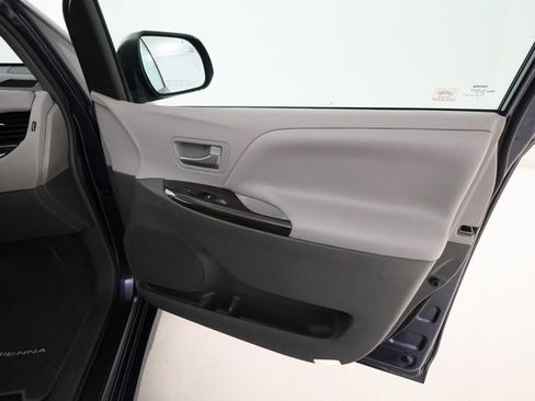 Used 2018 Toyota Sienna XLE w/ Carpet Mat Package image 22