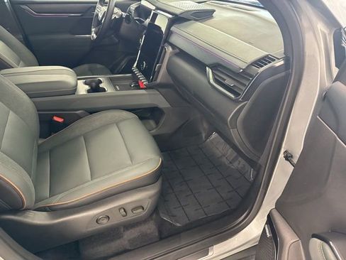 Used 2025 GMC Acadia AT4 image 28