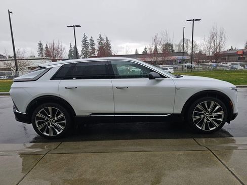 New 2026 Cadillac Lyriq Signature Luxury image 8