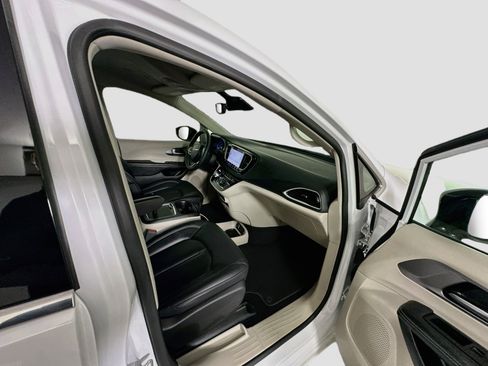 Used 2024 Chrysler Pacifica Touring-L FWD image 31