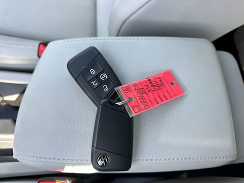 Used 2024 Volkswagen Tiguan SE w/ Panoramic Sunroof Package FWD image 20
