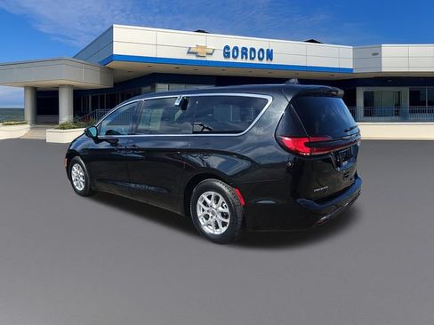 Used 2023 Chrysler Pacifica Touring-L FWD image 3