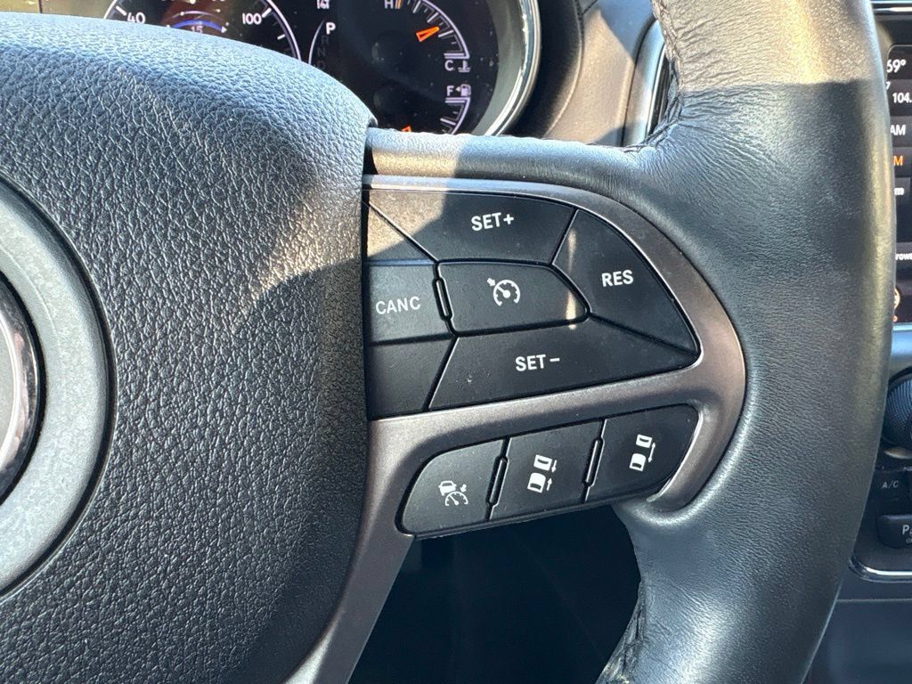 Used 2018 Jeep Grand Cherokee Overland AWD/4WD image 25