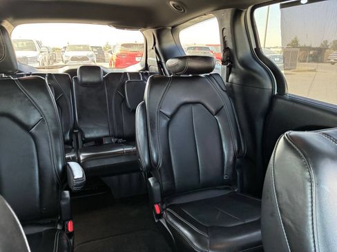 Used 2025 Chrysler Pacifica Select FWD image 37