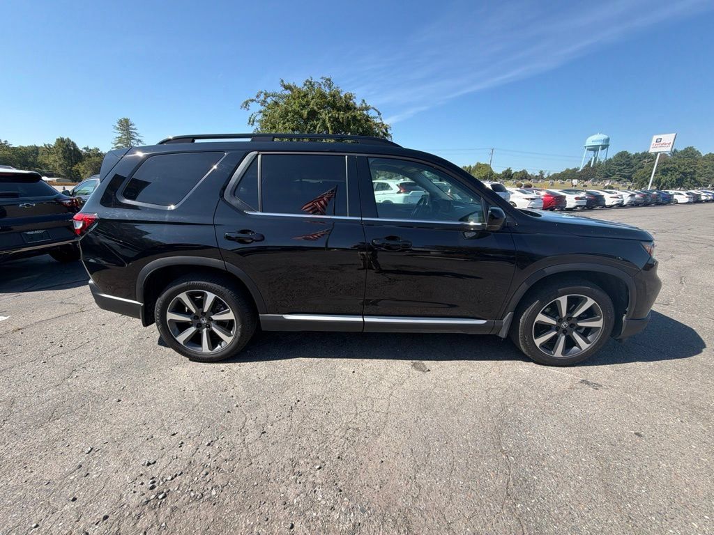 Used 2025 Honda Pilot Elite image 3