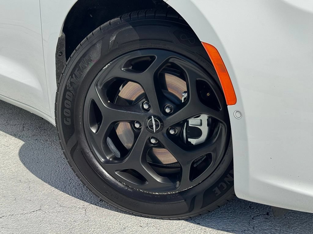 Used 2022 Chrysler Pacifica Limited w/ S Appearance Package FWD image 8