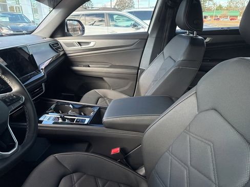 Used 2025 Volkswagen Atlas Cross Sport SE image 9