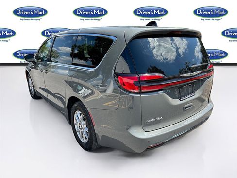 Used 2025 Chrysler Pacifica Select FWD image 5