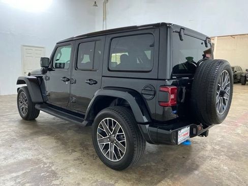 Used 2022 Jeep Wrangler Unlimited Sahara AWD/4WD image 3