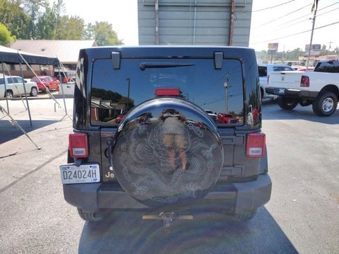 Used 2014 Jeep Wrangler Unlimited Sahara image 6
