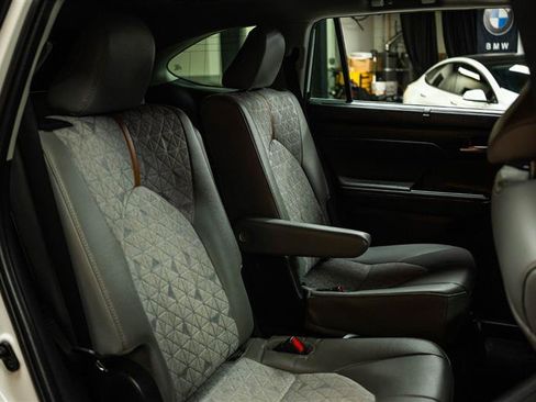 Used 2023 Toyota Highlander Bronze Edition image 13
