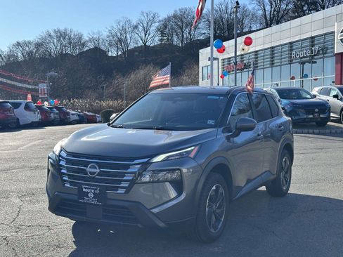 Used 2025 Nissan Rogue SV image 2