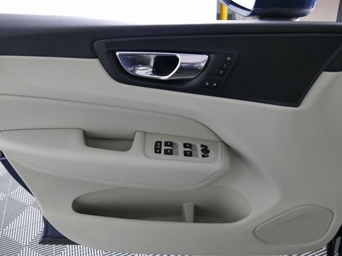 Used 2019 Volvo XC60 T6 Momentum w/ Premium Package image 10