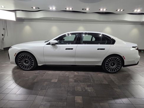 Used 2025 BMW 760i xDrive w/ Executive Package AWD/4WD image 3