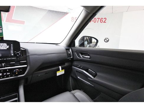 New 2025 Nissan Pathfinder SL image 8