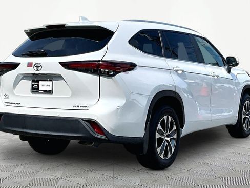 Used 2024 Toyota Highlander XLE AWD/4WD image 13