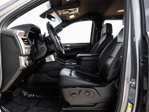 Used 2022 Chevrolet Suburban LT w/ Luxury Package image 3