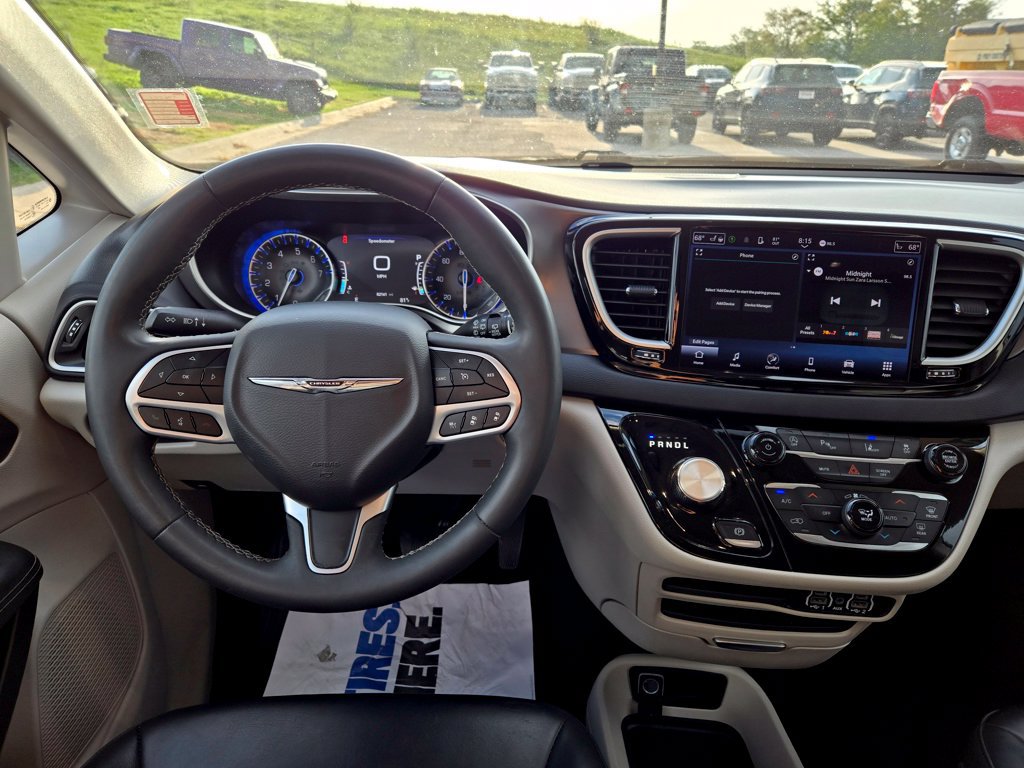 Used 2023 Chrysler Pacifica Touring-L FWD image 17