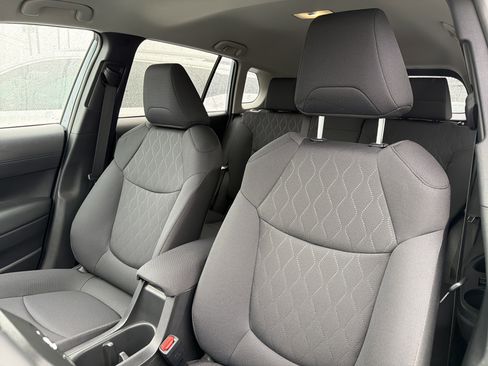 Used 2024 Toyota Corolla Cross LE image 9