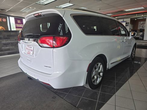 Used 2018 Chrysler Pacifica Limited image 4