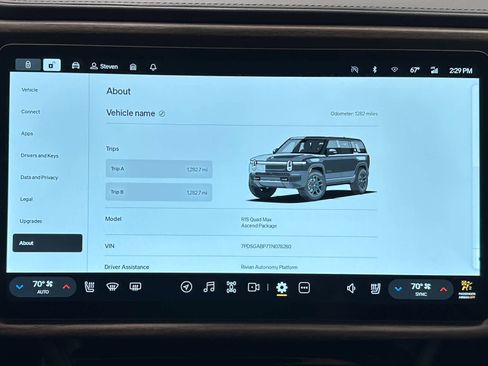 Used 2026 Rivian R1S Premium image 32