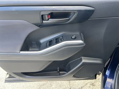 Used 2023 Toyota Highlander L image 15