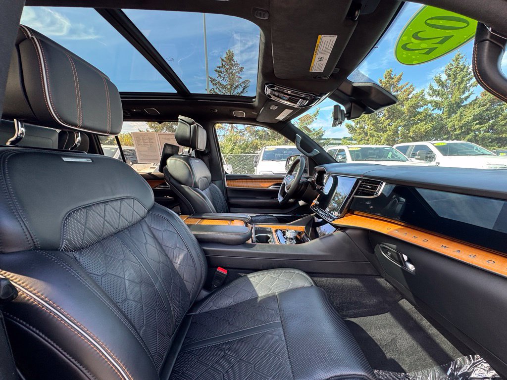 Used 2022 Jeep Grand Wagoneer Series III w/ Rear-Seat Entertainment Group AWD/4WD image 40