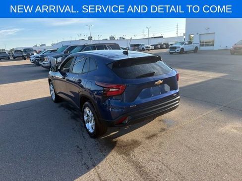Used 2024 Chevrolet Trax LS w/ LS Convenience Package FWD image 9