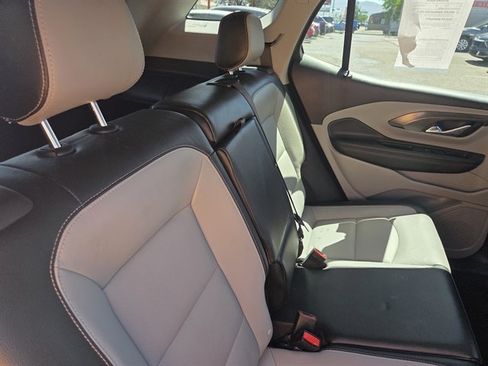 Used 2023 GMC Terrain SLT w/ Infotainment Package II FWD image 9