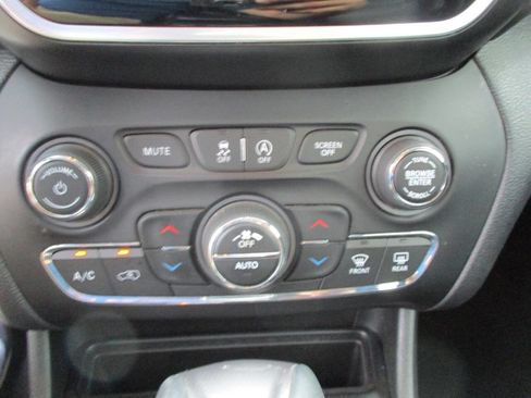 Used 2019 Jeep Cherokee Limited image 16