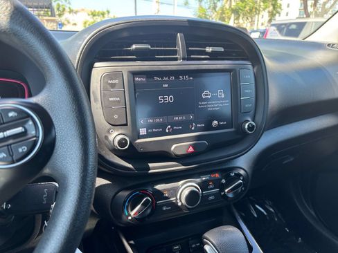 Used 2025 Kia Soul LX w/ LX Technology Package FWD image 17