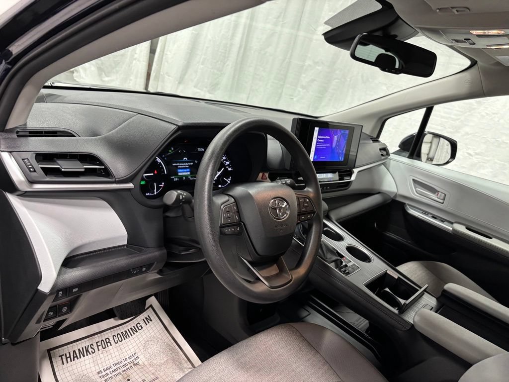 Used 2026 Toyota Sienna LE AWD/4WD image 15