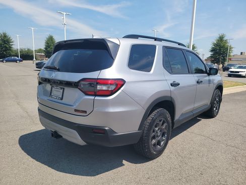 Used 2025 Honda Pilot TrailSport image 3