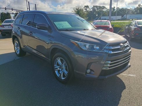 Used 2017 Toyota Highlander Limited FWD image 3
