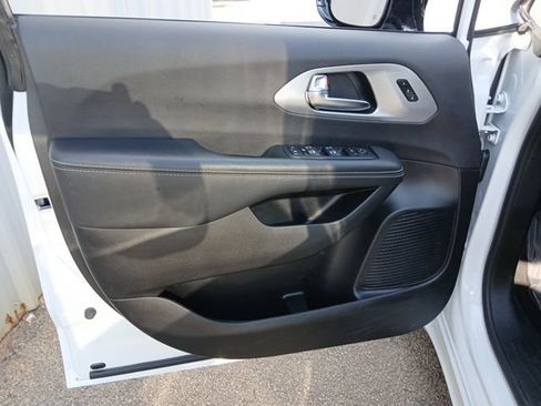 Used 2025 Chrysler Pacifica Limited FWD image 49