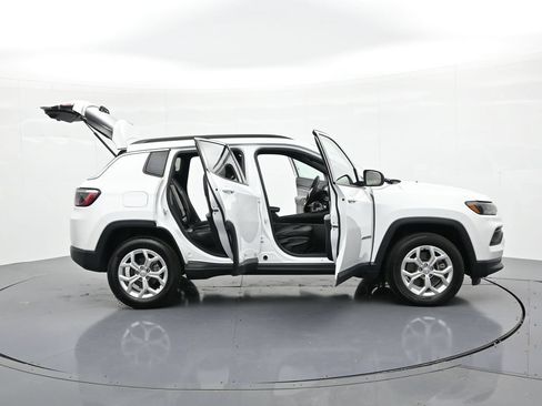 Used 2024 Jeep Compass Latitude AWD/4WD image 29