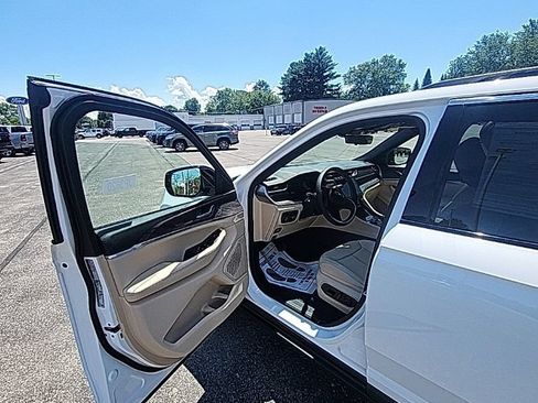 Used 2024 Jeep Grand Cherokee Limited w/ Luxury Tech Group II AWD/4WD image 40