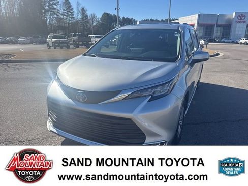 Used 2021 Toyota Sienna XLE image 7