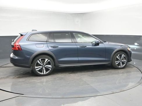 Used 2023 Volvo V60 B5 Cross Country Plus image 8