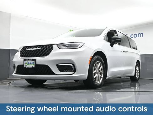 Used 2024 Chrysler Pacifica Touring-L FWD image 8