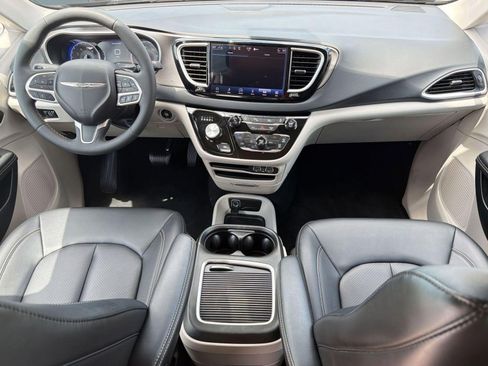 Used 2024 Chrysler Pacifica Touring-L FWD image 15