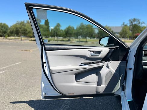 Used 2017 Toyota Camry SE FWD image 10